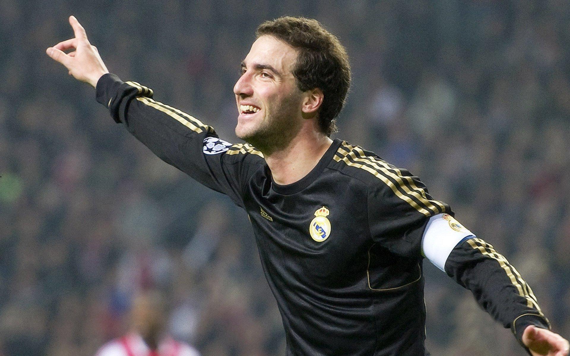 利物浦持续关注伊萨克动向,曼联最后时刻抢签埃基蒂克未果